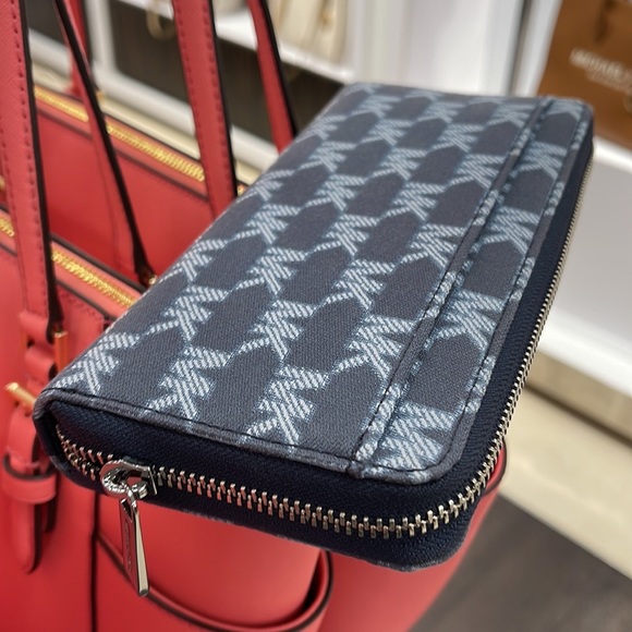 Michael Kors Men’s Women’s Cooper Tech Zip Around Wallet
Navy Multi Unisex
NWT - Picture 6 of 16